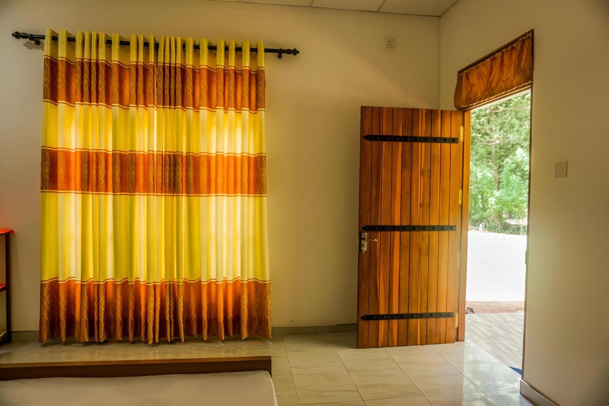 Little Ele Safari Lodge Udawalawe Bagian luar foto